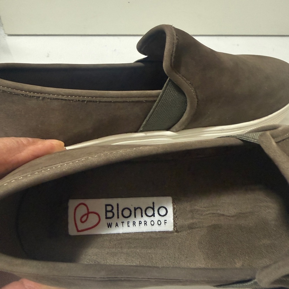 Blondo women's Slip-On Casual Sneakers in Dark Brown new conditions - Picture 5 of 10